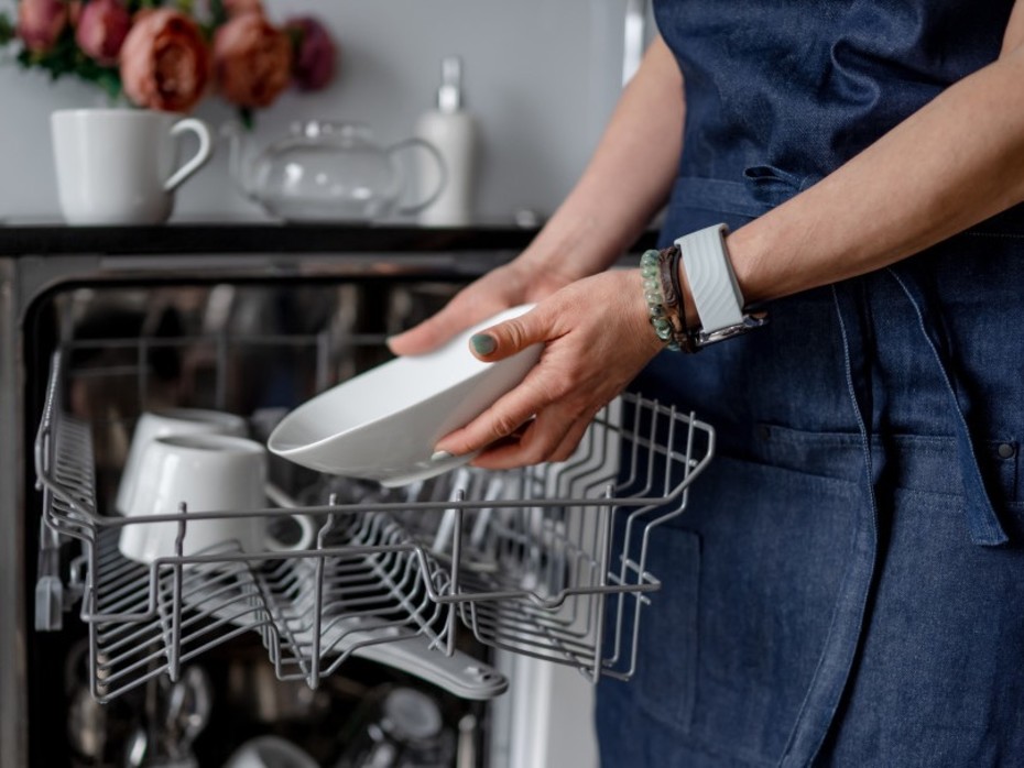Why You Should Rethink Hand-Washing Dishes-3