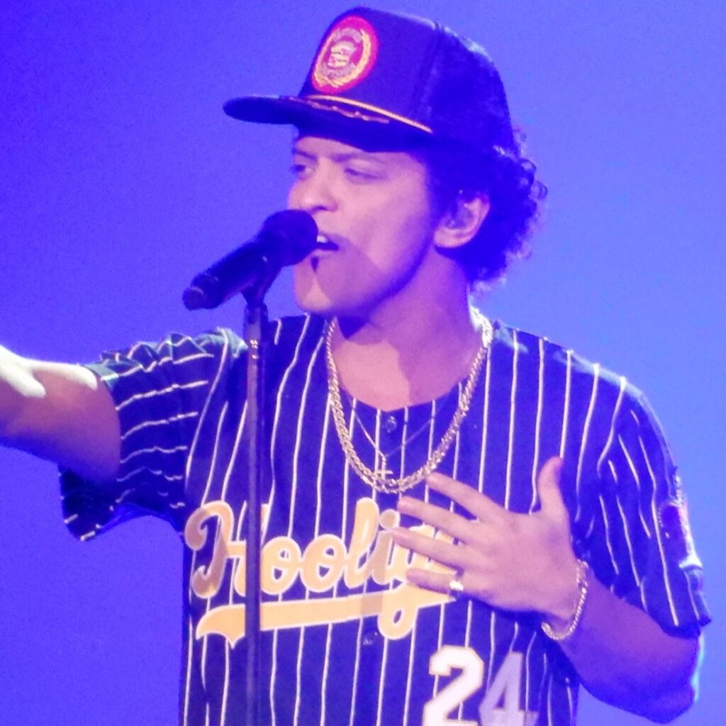 14 Celebs Who Gave up Their Real Names for Stardom-5