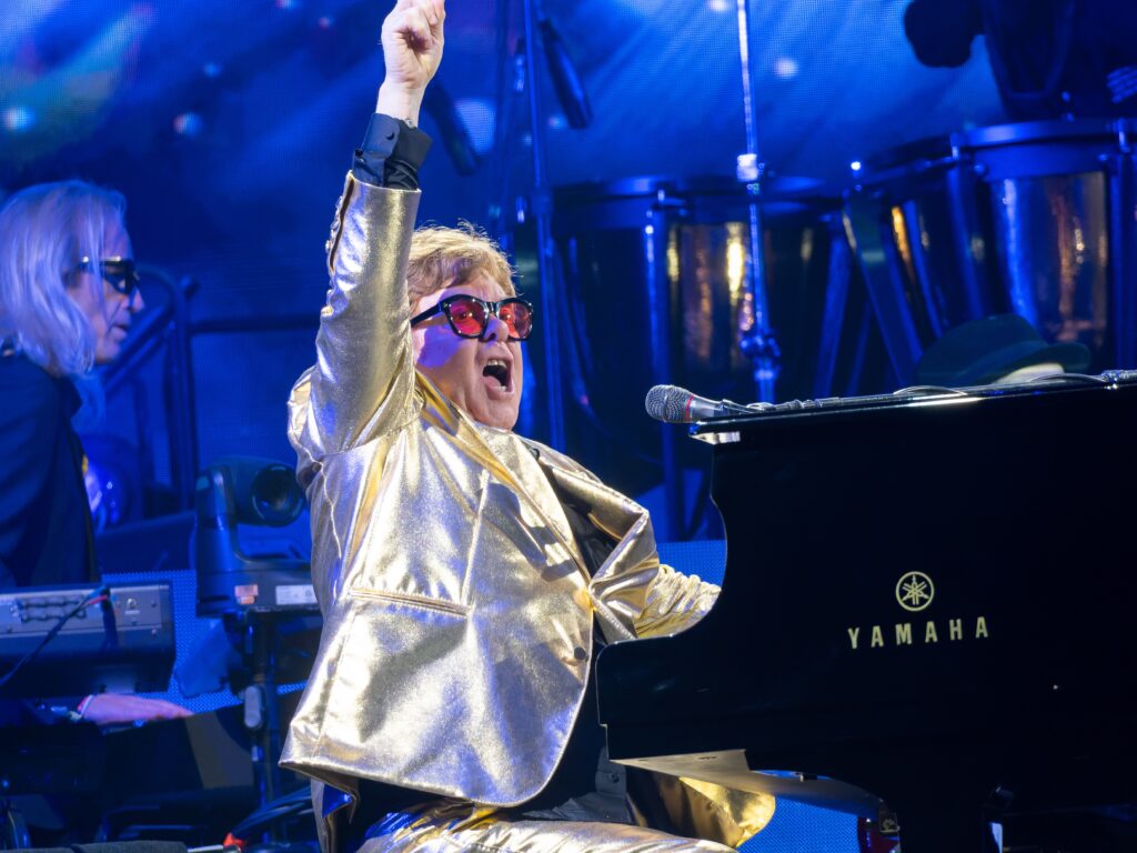 14 Celebs Who Gave up Their Real Names for Stardom-7