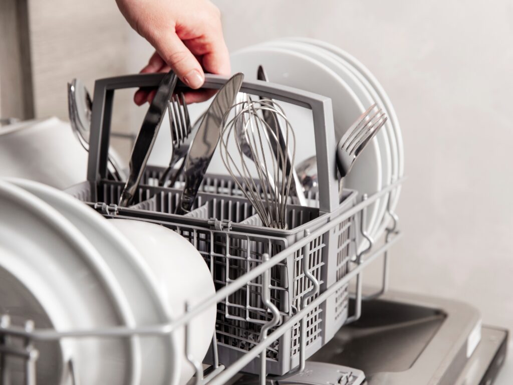 Why You Should Put Aluminum Foil in Your Dishwasher-1