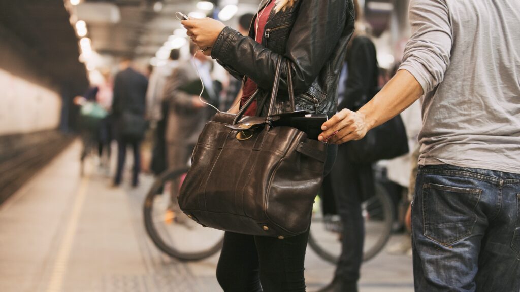 8 Clever Ways to Stop Purse Thieves in Their Tracks!-2