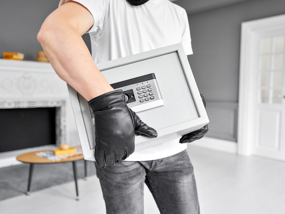 Hotels Won’t Tell You This, But We Will: Safe Tips for Travelers-4