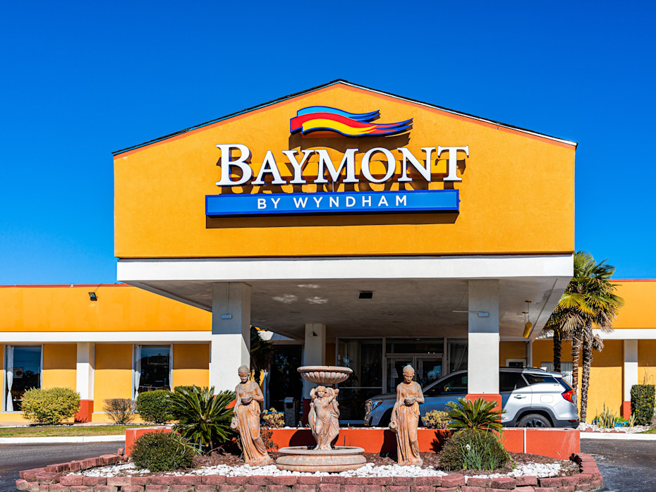 Florida Man Beats Girlfriend with Baseball Bat and Lights Bed on Fire-2