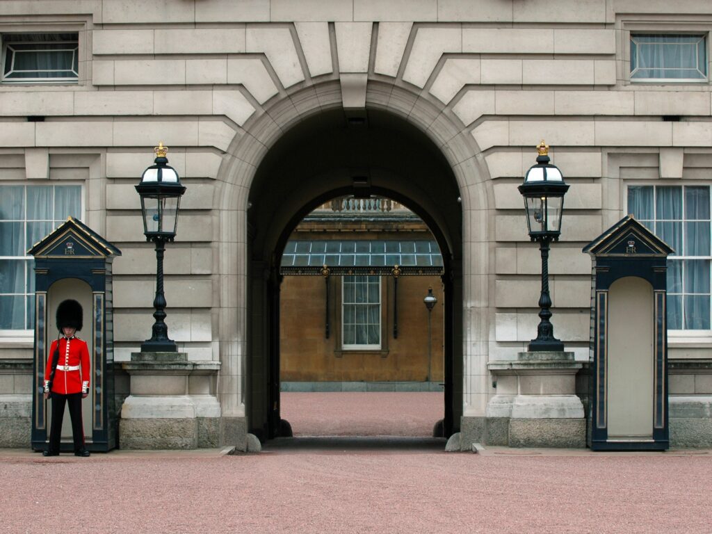 Royal Aide Recalls Devastation After Kate Middleton and King Charles' Cancer Diagnoses-2