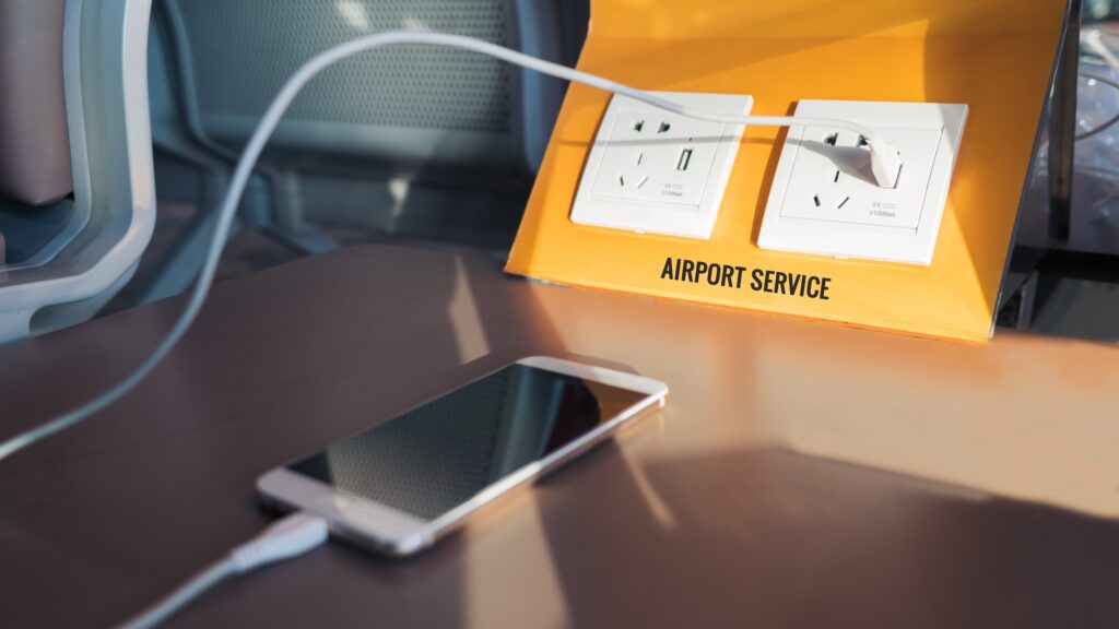 Flight Attendant Goes Viral on Tik Tok Warning About Airport Thieves Hiding in Plain Sight -1