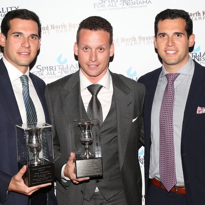 Jury finds top NY real estate broker brothers guilty of sex trafficking A Manhattan federal jury has convicted the Alexander brothers, including two top New York real estate brokers, of sex trafficking after a trial involving testimony from multiple alleged victims. https://t.co/3N8wbgd3w5 - X / viarifnote